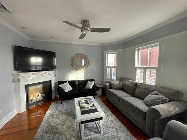 Building Photo - 472 E 8th St Unit 2