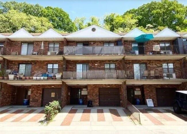 Building Photo - 6603-6242 242nd St Unit 11C Rental