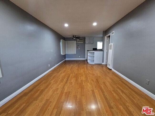 Photo - 7419 Woodley Ave Unit 1