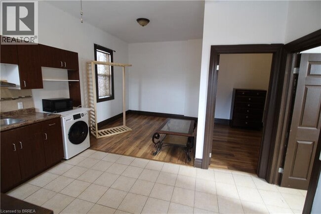 Photo - 62 Dundas St