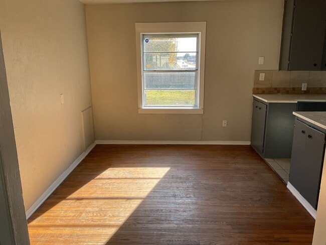 Photo - 604 Foster Pl