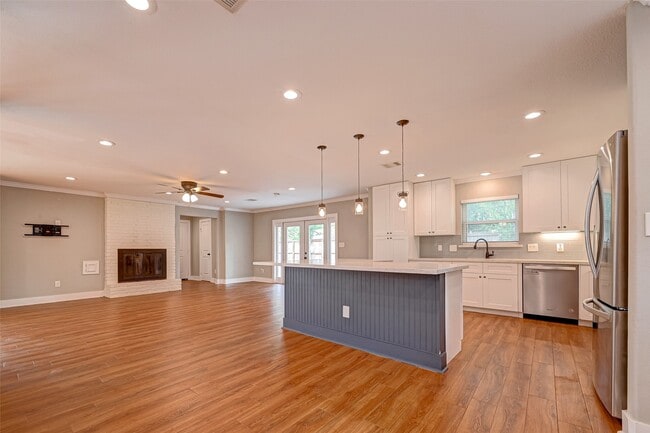 Building Photo - 10138 Hazelhurst Dr