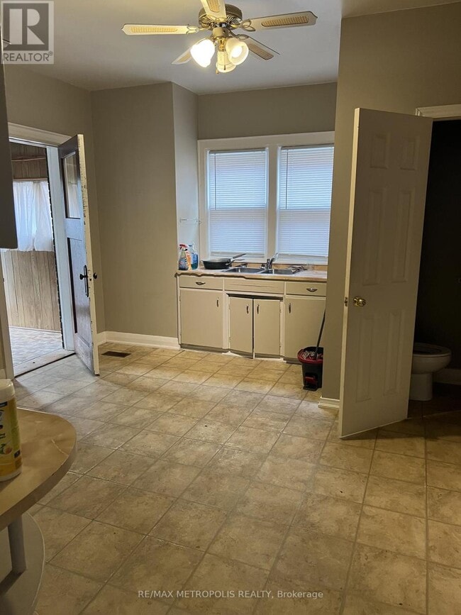 Photo - 329 Ritson Rd S
