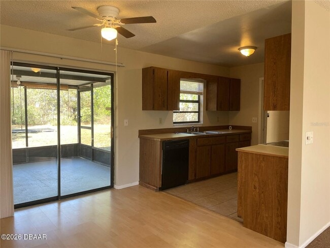 Photo - 2570 Beal St