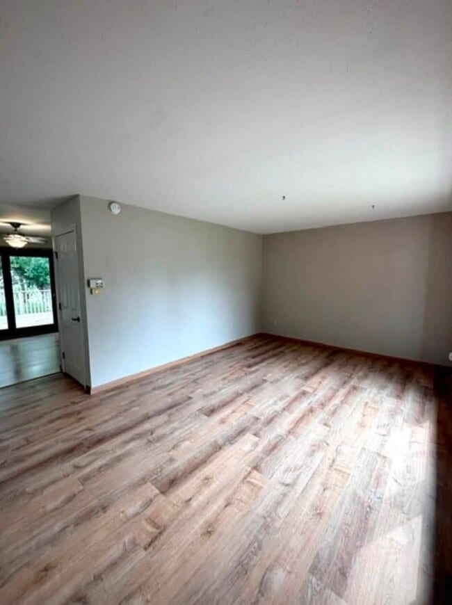 Photo - 310 3rd St NE
