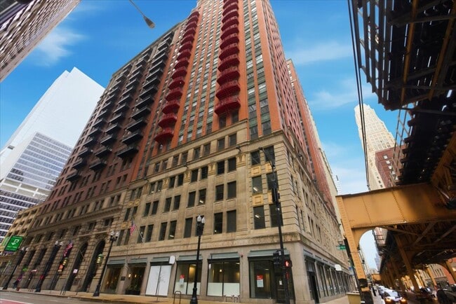 Building Photo - 208 W Washington St Unit 1010