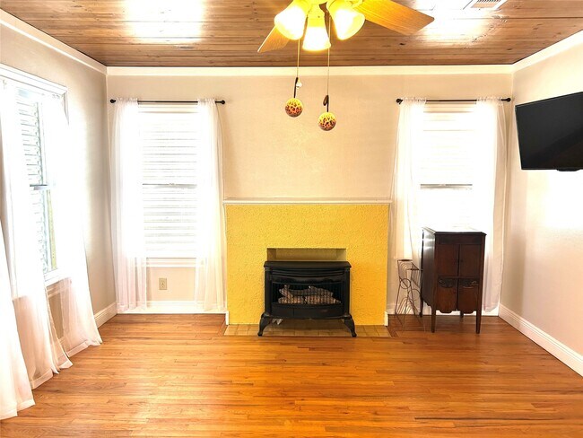 Photo - 4915 Houston Dr