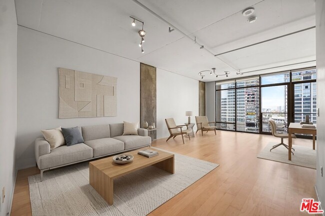 Building Photo - 1100 S Hope St Unit 1410