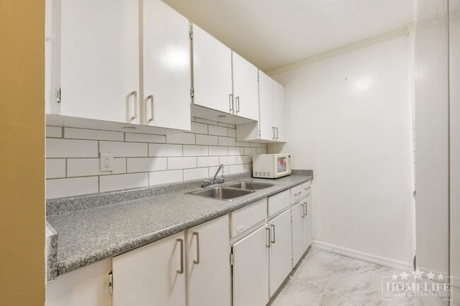 Photo - Walkable 2 Bed Condo in South Surrey Across from Semiahmoo Library and Steps to Shopping and Parks Unité 314