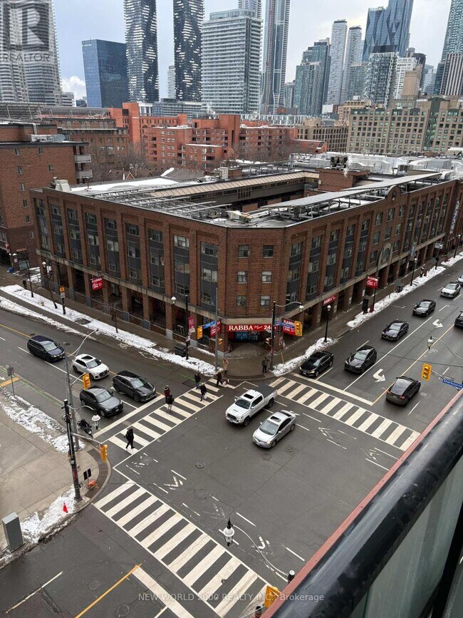 Photo - 180 Front St E Unité 812