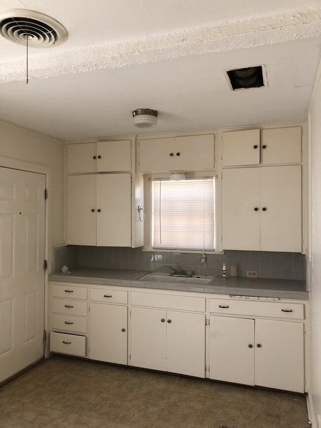 Photo - CUTE 2 BEDROOM/ 1 BATHROOM/ LARGE FENCED BACKYARD w/ STORAGE! OFF HISTORIC ROUTE 66!!!