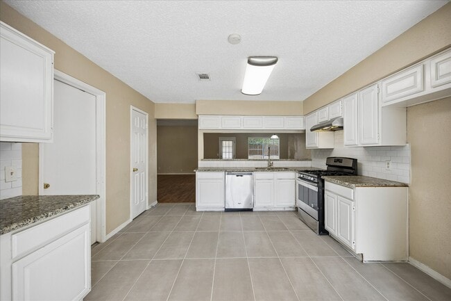 Building Photo - 3207 Rimrock Dr