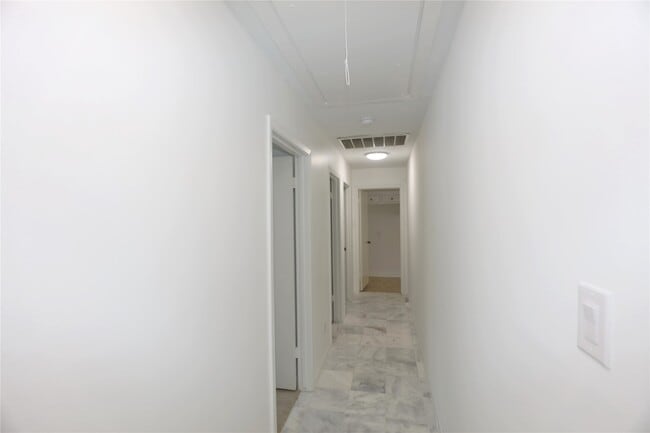 Building Photo - 2210 Shadowbriar Dr