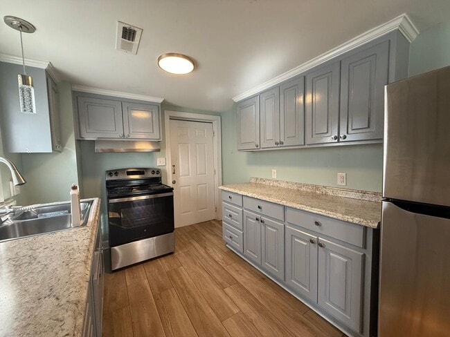 Photo - 1709 Carolina St E