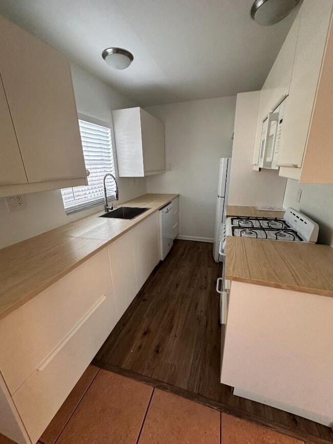 Photo - 232 NE 5th Ter