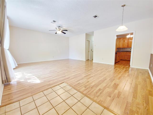 Photo - 422 W Oak St