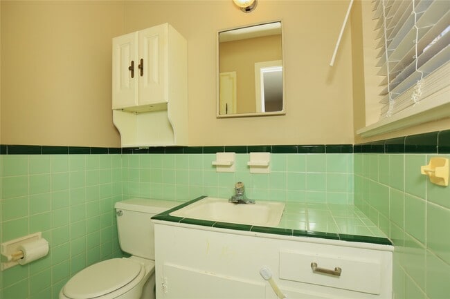 Photo - 103 E Meadow Ln