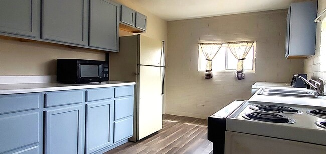 Kitchen - 1205 W Center St