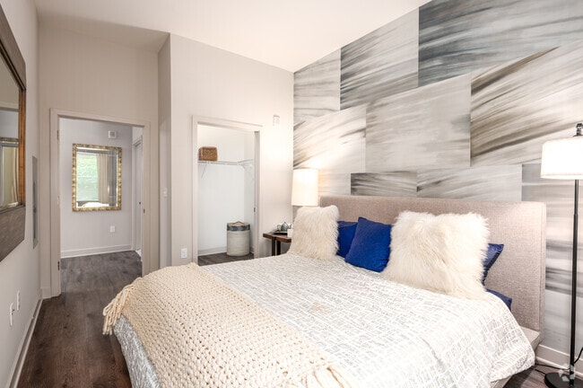 1BR, 1BA - 761SF