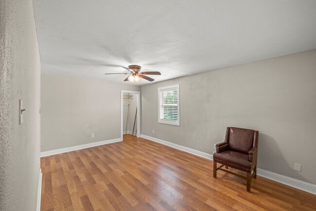 Building Photo - 303 Linwood St Unit 1/2