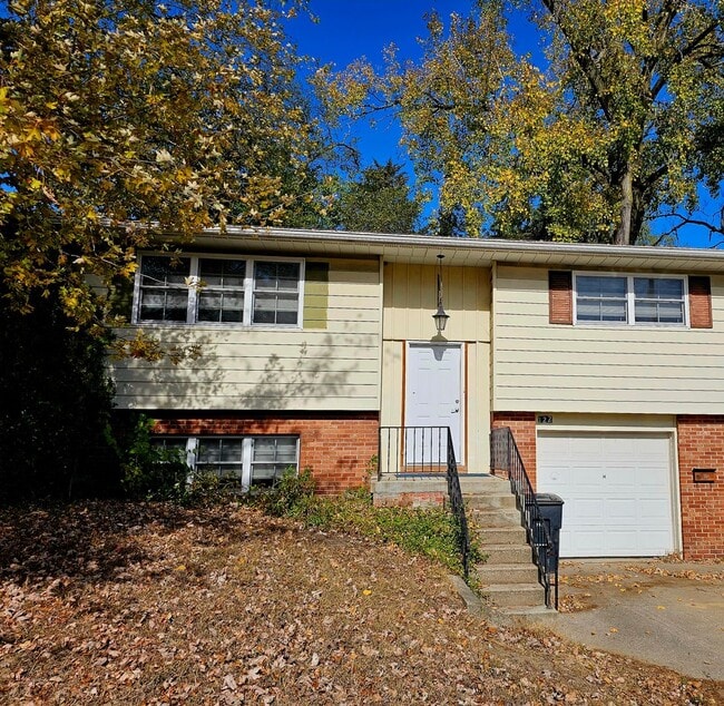 Building Photo - Sandridge Road Duplex Unit 122 Sandridge