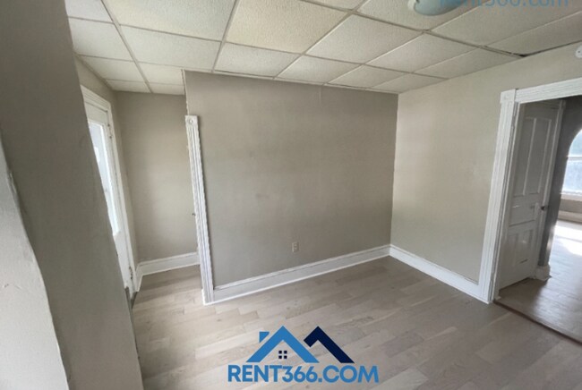 Photo - 582 Sunbury St