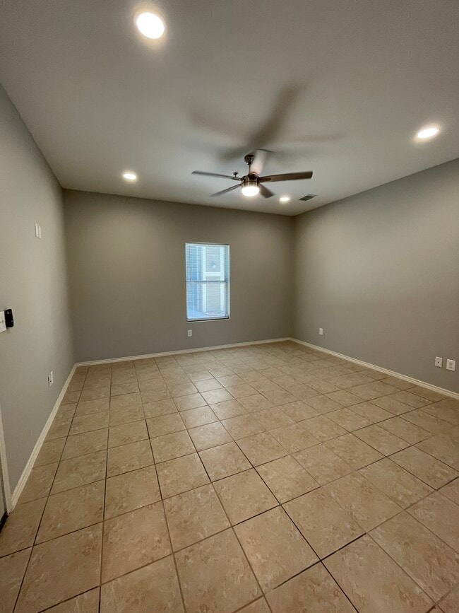 Photo - 1402 S H St Unidad C-02