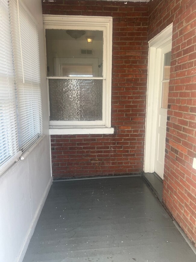 Building Photo - 230 N Duke St Unit 2nd Floor Rear