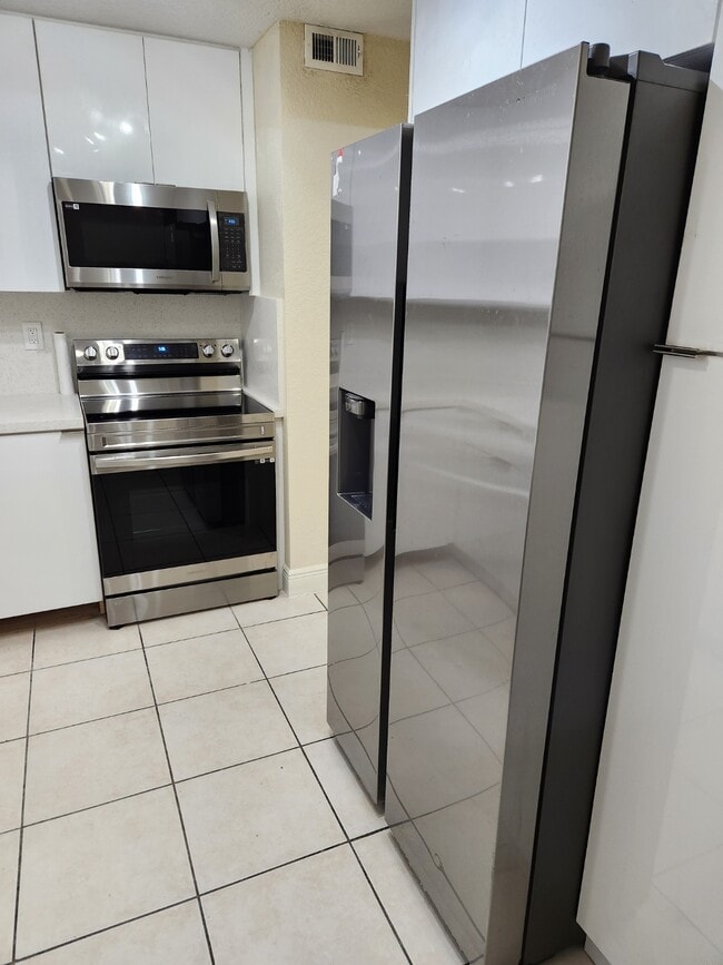 Photo - 9950 N Kendall Dr Unidad 423 Rental