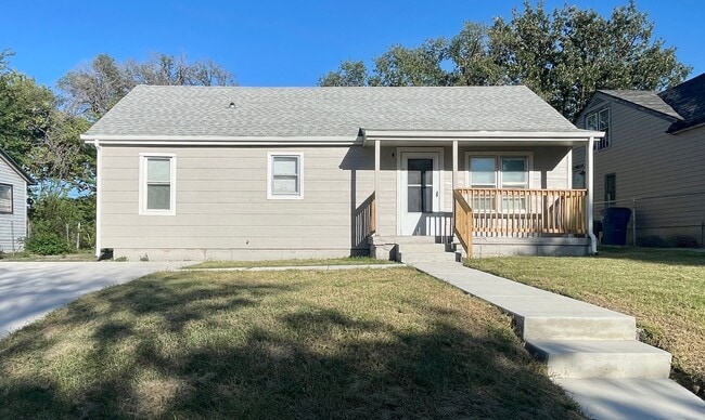 Building Photo - Completely remodeled 3 bed 2 bath home, steps from WSU main campus.