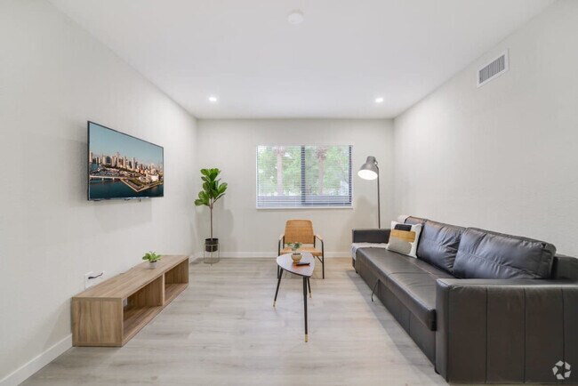 Building Photo - 700 SW 11th Ave Rental