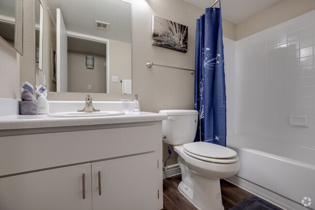 2BR, 2BA - 822 SF