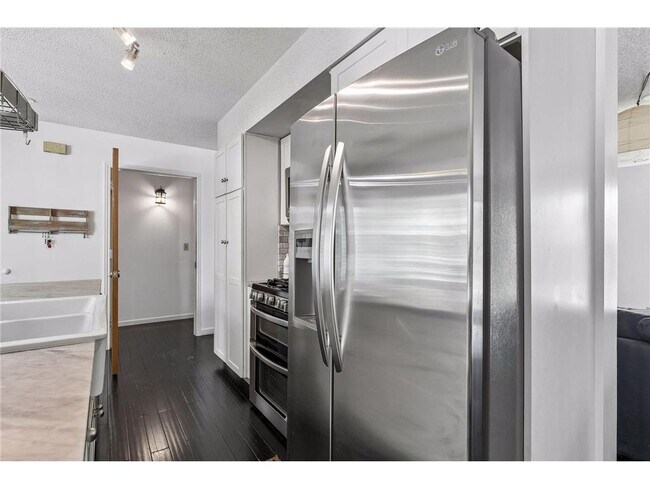 Photo - 925 Dartmouth Pl SE