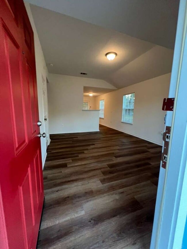 Photo - Very well maintained 2 bed 1 bath - move i...