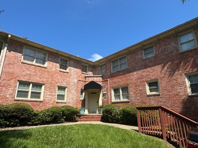 Building Photo - Beautiful 1/1 Just Minutes from Cascades P... Rental