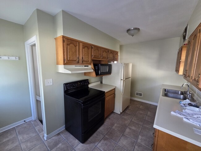 Building Photo - 1611 Schreiber St Rental