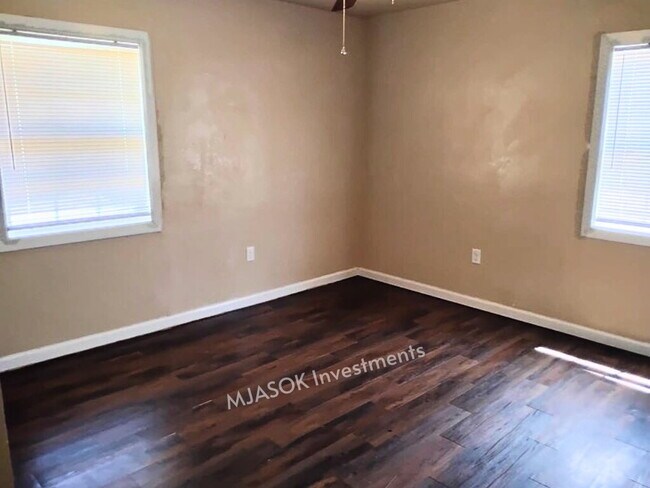 Photo - Remodeled 3 Bed / 1.5 Bath with Large Fenced Yard in Lawton