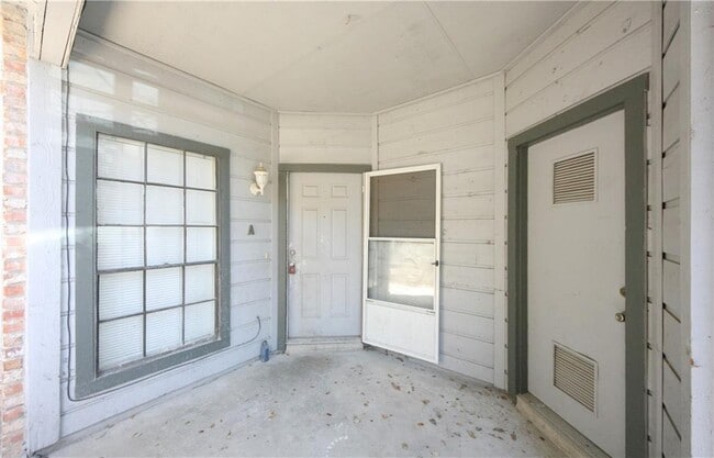 Building Photo - 11611 April Dr