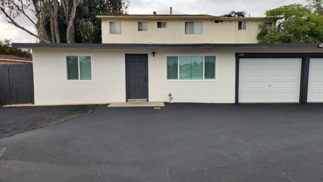 Building Photo - 121-123 Plymouth Drive Unit 123
