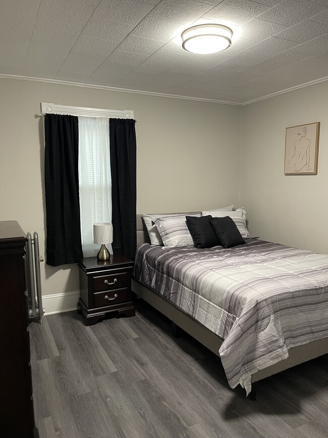 Large bedroom with space enough for Queen or King bed - 46 Mooreland St Unit 46