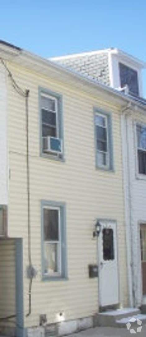 Building Photo - 2 Bdrm Row Home
