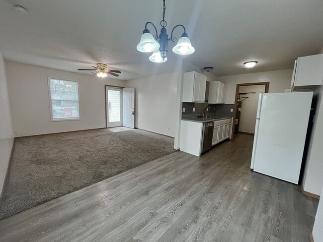 Photo - 230 E Eagle Cir