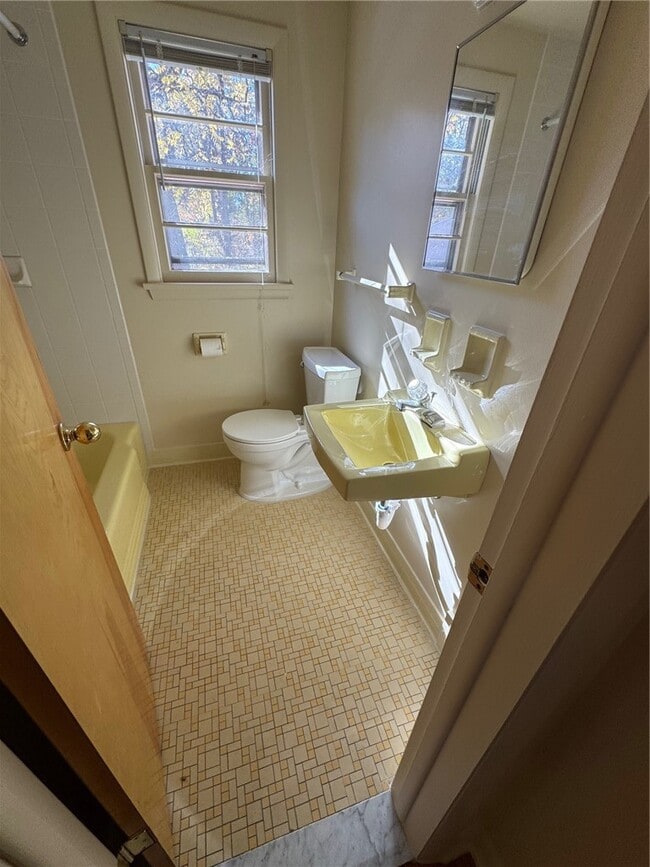 Building Photo - 16 Summit St