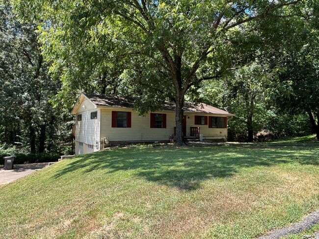 Building Photo - Spacious and beautifully updated 4-bedroom... Rental