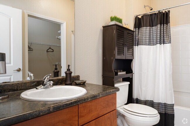 2BR, 2BA - 1,098SF