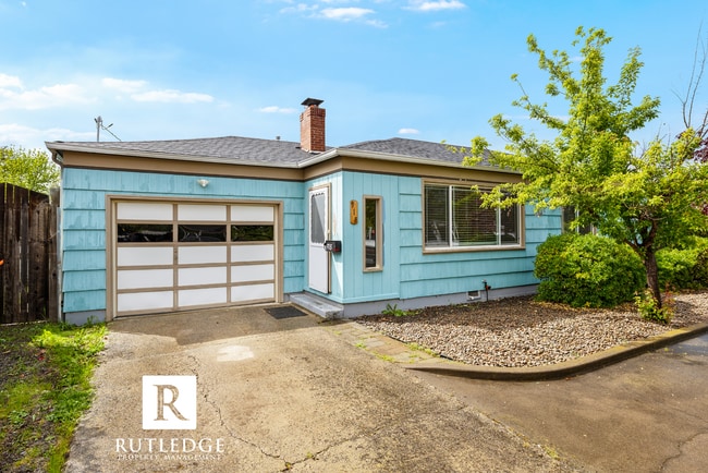 Photo - 3 Bedroom / 2 Bath - Ranch Style Home West Medford / Huge Back Yard!