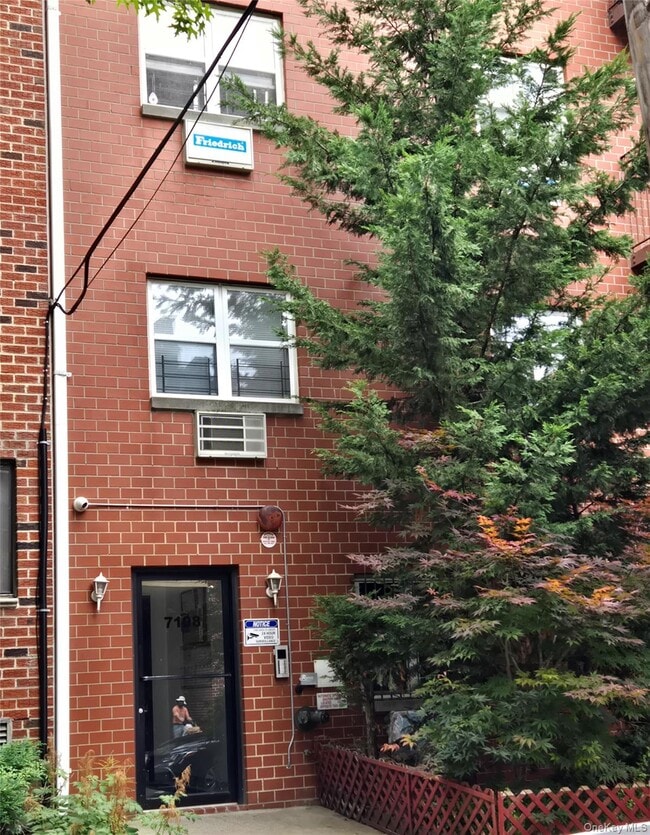 Building Photo - 71-08-71162 162nd St Unit 1R