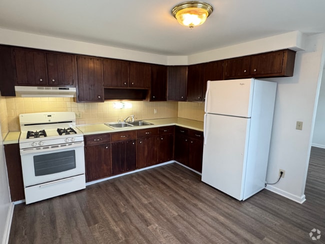 Building Photo - 654-654 W Main St Rental