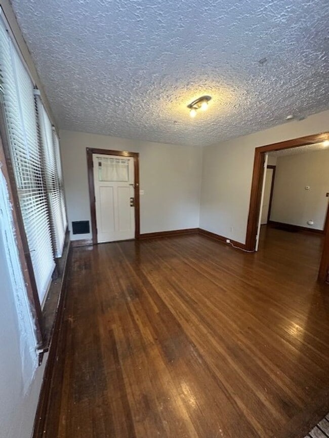 Photo - Large Grandview 1 Bedroom. Unit 1164-C