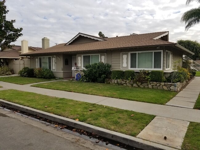 Building Photo - 7632 Amazon Dr Unit #1